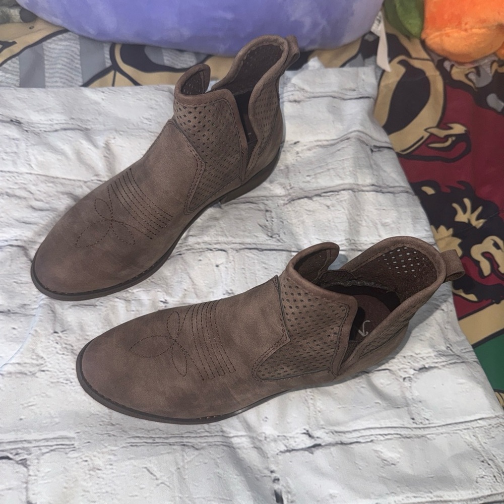 NATURAL REFLECTIONS Women's Ankle Boots Low Heel New Pull On Western Brown Sz 7